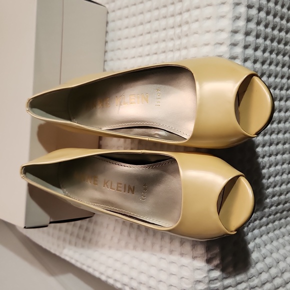 Anne Klein Pale Yellow Patent Leather Pumps - Picture 12 of 16